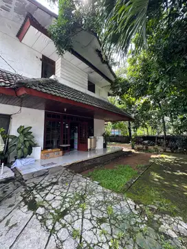 Rumah ASRI dan NYAMAN di Kawasan Elite Kebayoran  Baru dekat Majestik