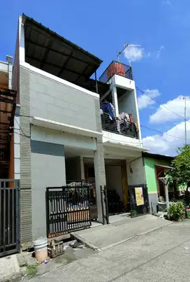 Rumah plus Usaha Air Isi Ulang dan Kontrakan 2 Pintu di Bekasi Jaya