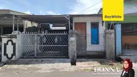 Rumah di pinggir jalan ramai cocok untuk usaha di daerah Cikunir