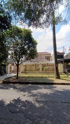 c045 Rumah di Tengah Kota Malang, Bangunan Terawat dan Luas
