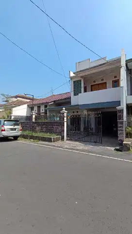 c044 Rumah Klasik 2 Lantai di Jalan Pulau Pulau, Kota Malang