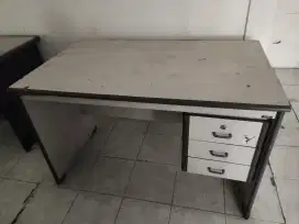 Meja bekas  kantor