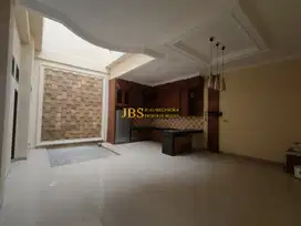 Jual Villa 2,5 Tingkat Siap Huni di Komplek Cemara Asri Jalan Katalia