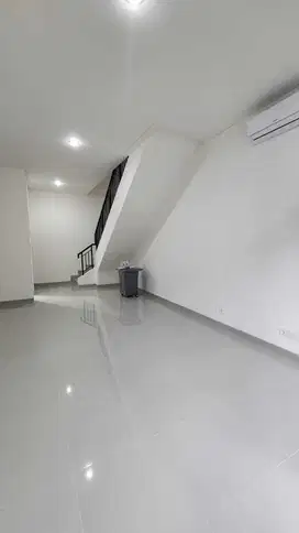 Disewakan Ruko 3 Lantai Bagus Uk 5x11 di Hampton By Rumah Chinida