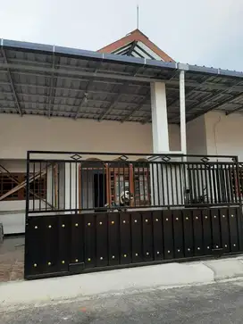 Dijual Rumah Luas di Perum Karanglo Indah