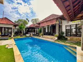 TROPICAL VILLA JUST STEPS FROM THE SHORE IN TANJUNG BENOA, NUSA DUA