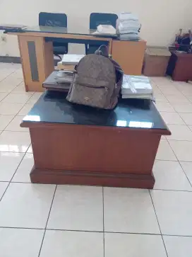Meja serbaguan dengan kaca