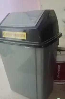 Tong sampah 65liter