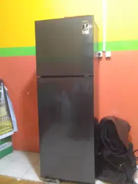 Dijual kulkas 2 pintu merek Aqua nominus