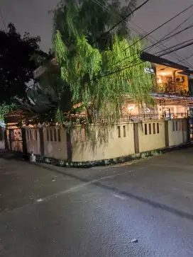 Dijual rumah 2 lantai siap huni di kembangan kebon jeruk Jakbar