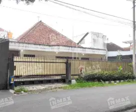 Rumah kuno Belanda kayu jati terawat & asri luas row jalan lebar