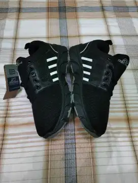 Di Jual Sepatu Baru