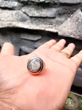 Batu teratai tunggal hitam