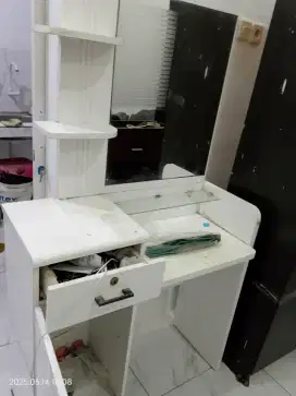 Jual meja rias dan lemari tiga pintu
