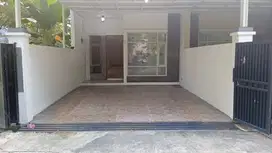 Rumah 3 lantai di Kav DKI Jakbar siap huni