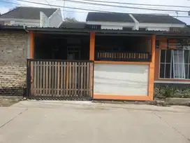 Dijual cepat rumah rapih Di jln utama Perumahan griya permai legok