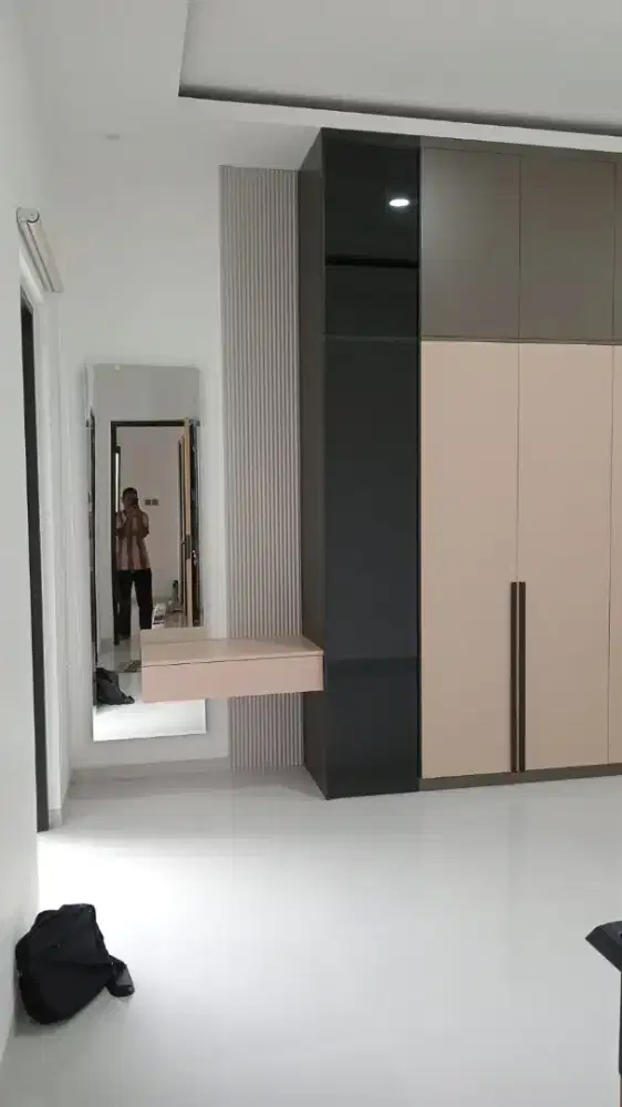 Lemari pakaian , Tempat tidur , kitchen set , backdrop