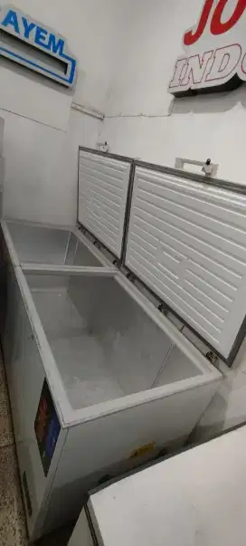 Freezer besar merk RSA