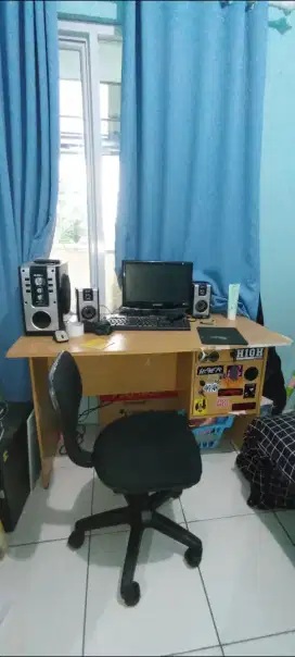 Set meja dan kursi kantor