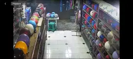 Dibutuhkan karyawati jaga toko
