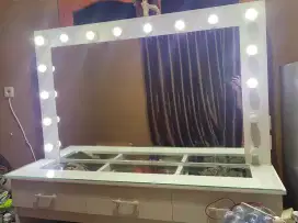 Meja rias lampu LED