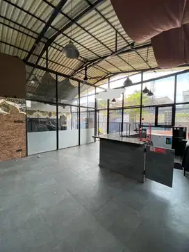Gudang lokasi strategis Sumber Sari Tema Industrial Bisa Untuk Cafe