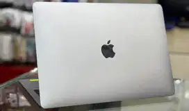 Macbook PRO Touchbar 2019, 8/256GB || Core i5