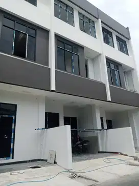 JUAL HUNIAN 3 LANTAI LOKASI STRATEGI BISA KPR DI  JAKARTA PUSAT