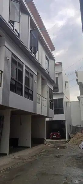 RUMAH DIJUAL 3 LANTAI STRATEGIS DEKAT MALL GREEN PRAMUKA JAKARTA PUSAT