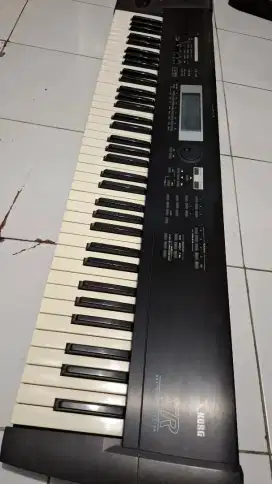 Korg TR 76 synthesizer keyboard