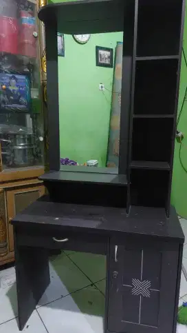 Meja Rias Kaca Besar
