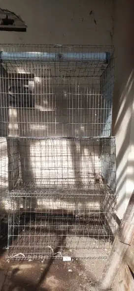 Kandang besi untuk ayam atau kucing
