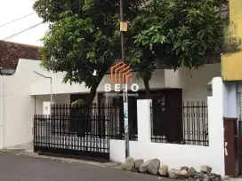 DISEWAKAN RUMAH BANYAK KAMAR COCOK USAHA DEKAT STASIUN LEMPUYANGAN