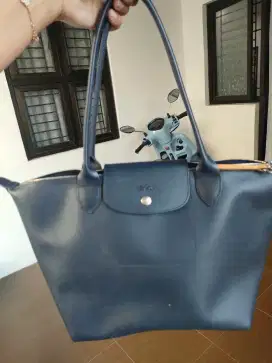 tas longchamp ukuran L biru navy
