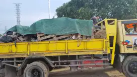 Buang sampah dan urugan puing
