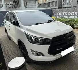 Kijang Innova Venturer Diesel AT 2018 Putih Low Km