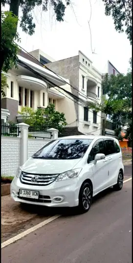 Honda freed PSD  E at tahun 2010  putih