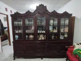 Lemari pajangan jati