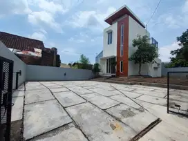 Dijual Rumah Desain Bule; Halaman Luas di Jogja Utara