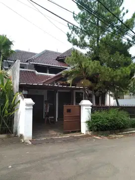 DIJUAL RUMAH ASRI 2 LANTAI CIRENDEU LUAS 284 m2 TANGERANG SELATAN