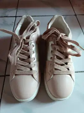 Sepatu santai wanita