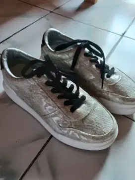 Sepatu wanita santai