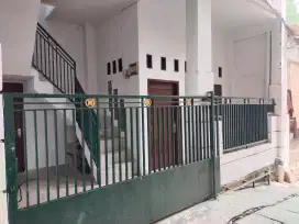 Jual rumah 2 lantai (rumah+4 pintu kost an) hasil sewa 4 jt/ bln. cuan