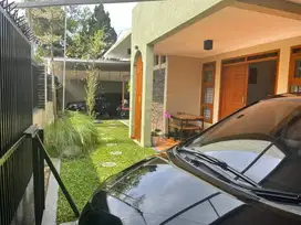 Rumah besar 2 lantai dijual dibawah Harga Pasar, di Antapani Bandung.