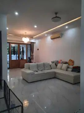 Rumah Dijual Di Regensi Melati Mas 2 Lantai Rapi Modern