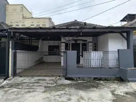 Rumah Terawat Akses Jalan Lebar di Taman Rahayu 3