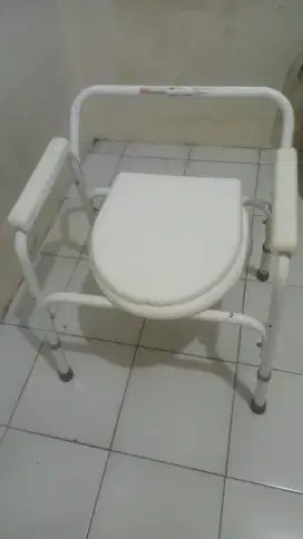 Kursi BAB lipat toilet untuk lansia
