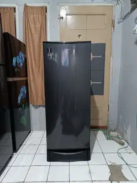 Aqua kulkas satu pintu 180 liter mulus ori