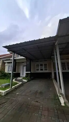 Harga murah luas besar rumah di sewakan di kota baru parahyangan