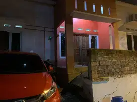 Disewakan Rumah 2 Lantai Siap Huni – 3 Kamar Tidur, Lokasi Strategis!